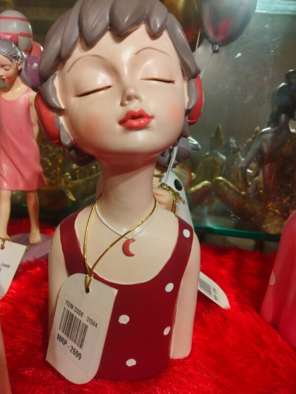 Girl Figurines Luxury Resin Showpiece for Home Decor - Image 3