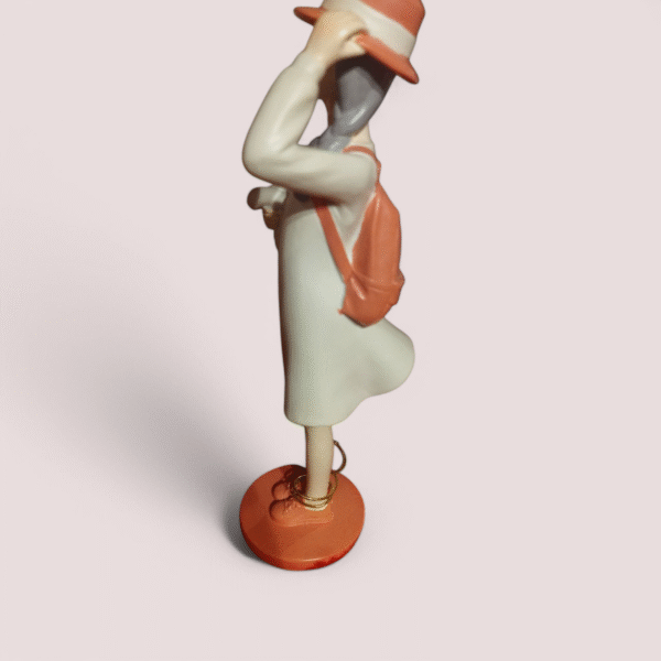 Girl Figurines Luxury Resin Showpiece  for Home Decor - Image 3